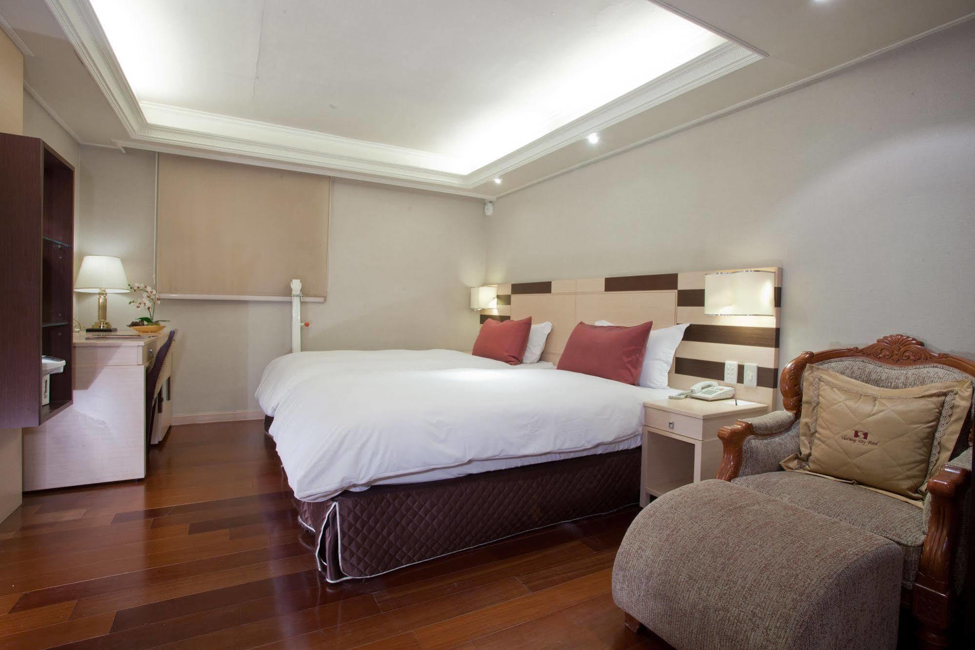 Charming Castle Hotel Taipei Exterior photo